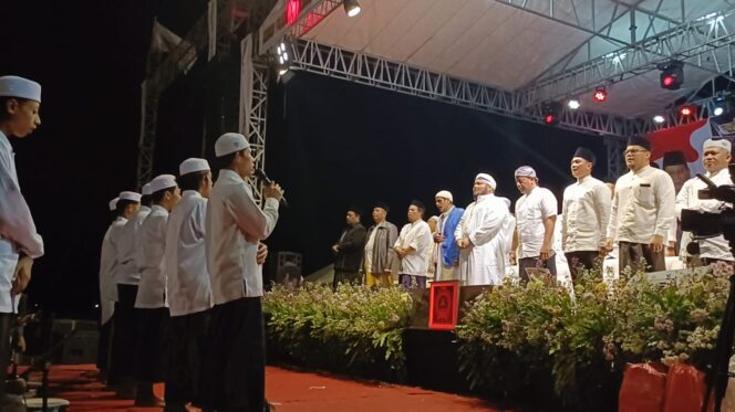 
					Acara doa bersama mendukung Prabowo di lapangan Pajarakan.