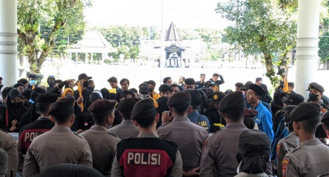 
					DEMO: Mahasiswa PMII berusaha menerobos berikade aparat kepolisian menjaga kantor Pemkab Lumajang. (foto: Asmadi)