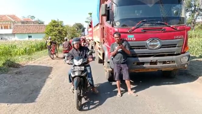 
					Terganggu Truk Tanah Uruk, Warga Brani Wetan Blokade Jalan