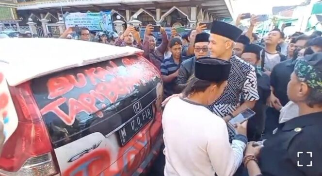 
					Bacapres Ganjar Pranowo melihat langsung mobil warga Pasuruan yang bergambar wajahnya. (foto: Moh. Rois)