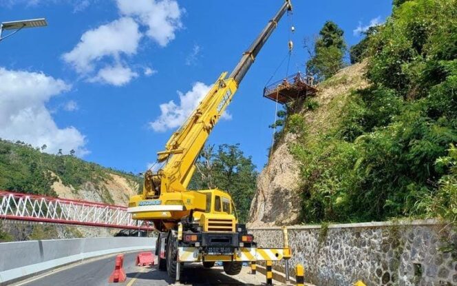 
					DITUTUP: Operasional alat berat membuat jembatan Gladak Perak Lumajang ditutup sementara. (foto: Asmadi)