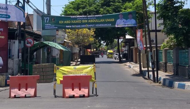 
					DITUTUP: Salah satu ruas jalan yang ditutup jelang haul Kiai Hamid Pasuruan. (foto: Moh. Rois).