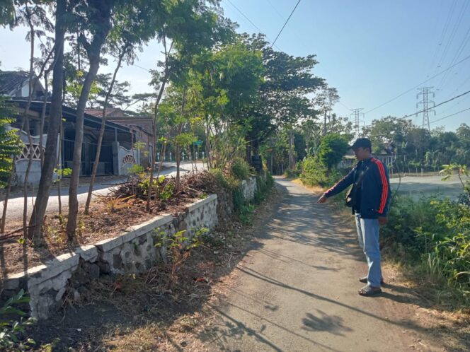 
					Warga menunjukkan lokasi pembegalan.