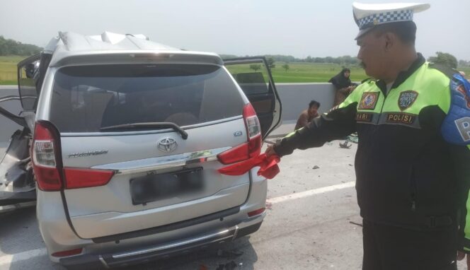 
					LAKA: Polisi menunjukkan Toyota Avanza yang terlibat kecelakaan di Tol Gempol - Pasuruan. (foto: Moh. Rois)