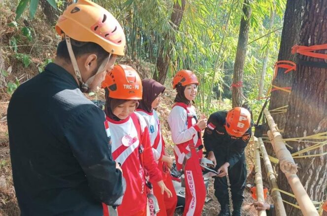 
					MOUNTAINEERING: Anggota BPBD Lumajang saat mengajari siswa SMPN 2 Gucialit praktik mountaineering. (foto: Asmadi).