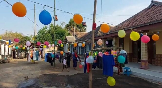 
					MERIAH: Aneka barang dipersiapkan warga Desa Kepuh, Kejayan, Pasuruan, untuk memeriahkan peringatan Maulid Nabi Muhammad SAW. (foto: Moh. Rois)