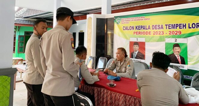 
					SIAGA: Anggota Polres Lumajang siaga di sejumlah titik rawan kericuhan Pilkades. (Foto: Asmadi)