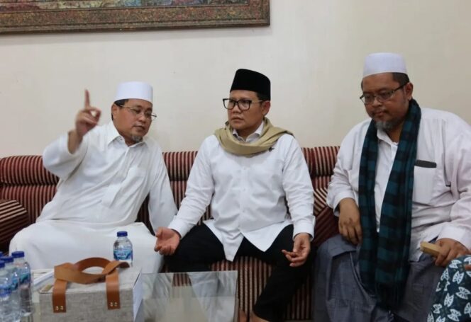 
					DUKUNG: Pengasuh Ponpes Badridduja Kraksaan Probolinggo (kanan) bersama A. Muhaimin Iskandar beberapa waktu lalu. (foto: Ali Ya'lu).