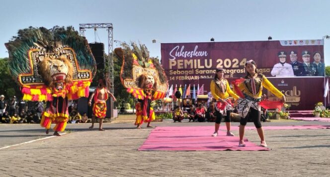 
					SOSIALISASI: KPU Lumajang sajikan Kirab Bendera, Reog Ponorogo dan Musik Patrol sebagai sarana sosialisasi Pemilu 2024. (foto: Asmadi)