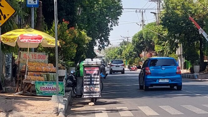 
					Salah satu pedagang yang berjualan di Jalan Suroyo, Kota Probolinggo.