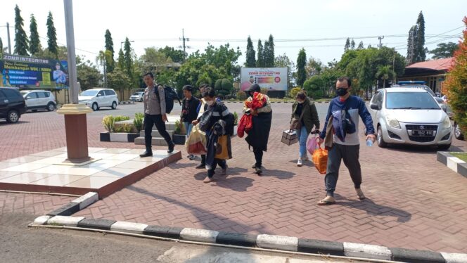 
					DIPERIKSA: Enam terduga pelaku bakar flare Bukit Teletubies Bromo tiba di Mapolres Probolinggo. (foto: Hafiz Rozani)