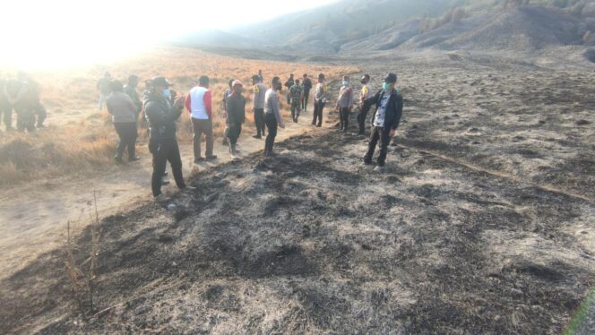 
					Polres Probolinggo, Dandim 0820, dan petugas gabungan meninjau lokasi kebakaran savana Bromo.