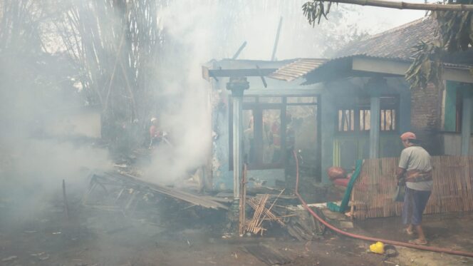 
					HANGUS: Rumah warga di Rembang, Pasuruan, hangus dilahap api. (foto: Moh. Rois)
