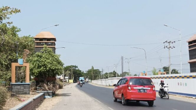 
					TERDAMPAK PROYEK: Taman Batas Kota Kraksaan rusak akibat pembangunan proyek Tol Probowangi. (foto: Ali Ya'lu).