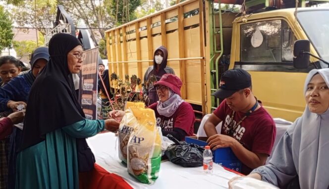 
					MURAH: Pasar murah MTQ Expo diserbu warga lantaran harganya jauh lebih miring dari harga normal. (foto: Moh. Rois).