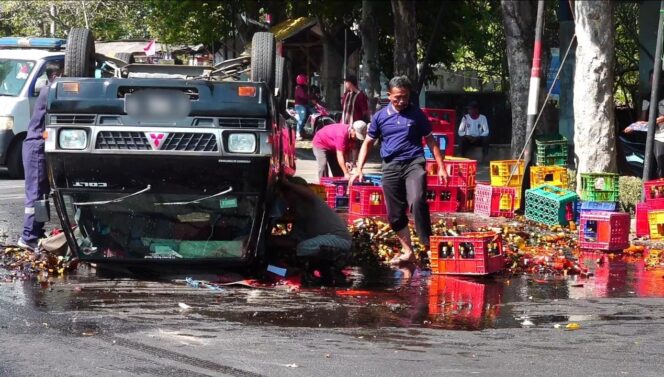 
					TERBALIK: Pikap bermuatan kecap terbalik usai oleng di jalan raya Bondoyudo, Sukodono, Lumajang. (foto: Asmadi)