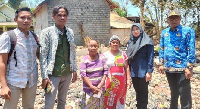 
					PEDULI: Ketua Yayasan Pemuda Mandiri Probolinggo, Abu Thohir (tengah, berjaket) usai memberikan santunan kepada dua janda korban kebakaran. (foto: Abu Thohir)