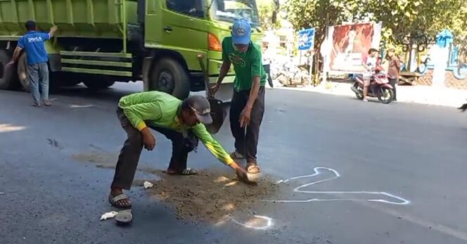 
					TERLINDAS: Warga menutupi bekas jatuhnya korban dengan tanah gembur. (foto: Moh. Rois)