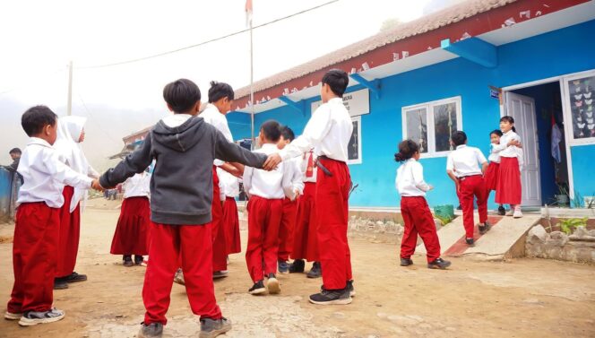 
					MULTIGRADE CLASS: Siswa-siswi SDN Sariwani II sedang bermain di halaman sekolah. (foto: Hafiz Rozani)