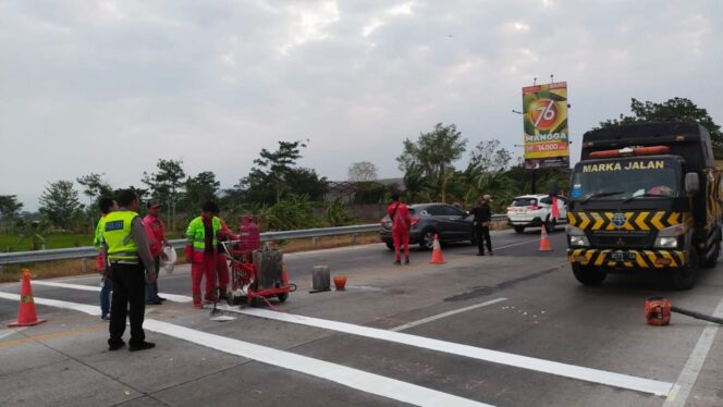 
					Satlantas dan PPK 1.1 memasang speed trap di Exit Tol Gending (Foto: Istimewa)