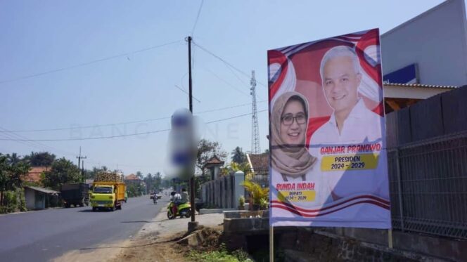 
					KONTROVERSI: Salah satu baliho yang memampang foto Ketua DPC Gerindra Lumajang, Indah Amperawati,dengan Ganjar Pranowo. (foto: Asmadi)