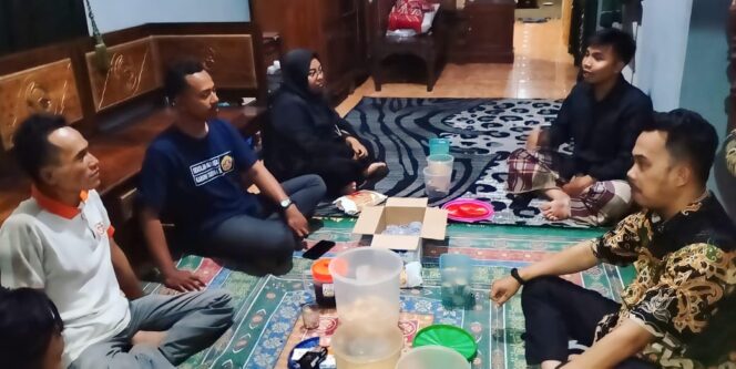 
					DUKUNGAN MORIL: Sejumlah warga memberikan dukungan moril kepada korban pasca rumahnya disatroni kawanan perampok. (foto: Asmadi)