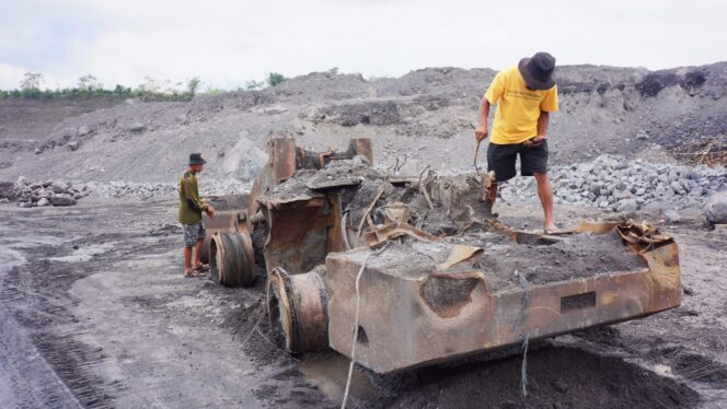 
					DITEMUKAN: Wheel Loader ditemukan di area Sungai Besuk Kobokan setelah tiga tahun tertimbun lahar erupsi Gunung Semeru. (foto: Asmadi).