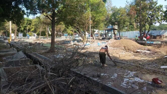 
					Berdiri di Atas Drainase, Warung di Depan Gelora Merdeka Kraksaan Dibongkar