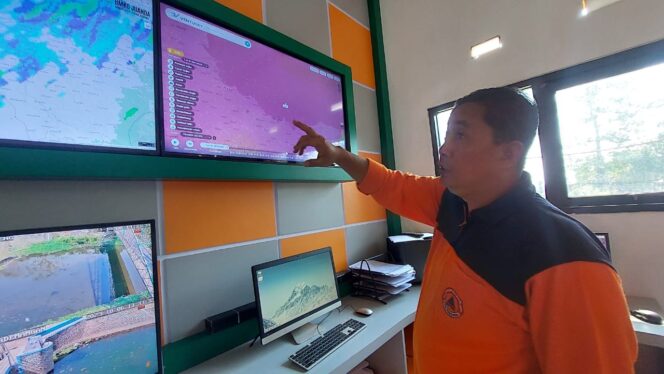 
					Kalaksa BPBD Kota Probolinggo, Sugito Prasetyo menunjukkan data suhu panas melalui citra satelit.