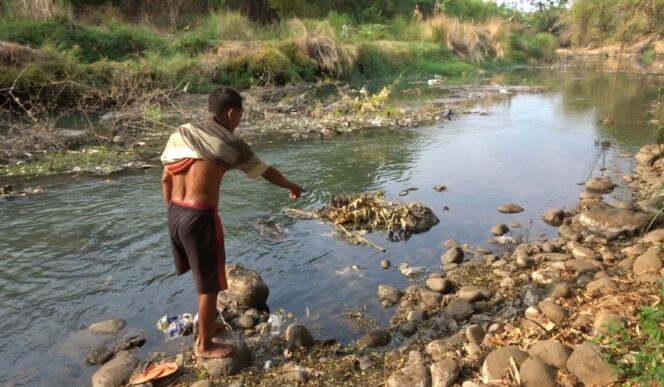 
					TERCEMAR: Sungai Warati didiga tercemar limbah pabrik dan airnya menyebabkan gatal-gatal pada kulit. (foto: Moh. Rois)