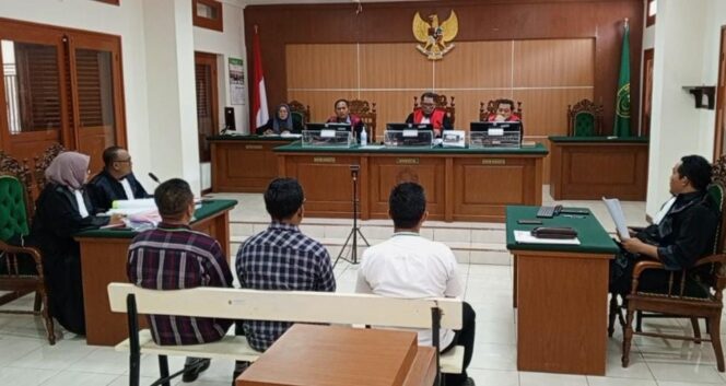 
					SIDANG: Suasana sidang dugaan penimbunan solar subsidi dengan agenda mendengarkan keterangan saksi di PN Kota Pasuruan. (foto: Moh. Rois)