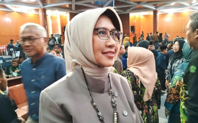 
					Ketua DPC Partai Gerindra Kabupaten Lumajang, Indah Amperawati, saat diwawancarai wartawan. (foto: Asmadi)