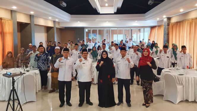 
					PAMUNGKAS: Petugas Kanwil Kemenag Jatim dan tamu undangan foto bersama dengan peserta manasik haji. (foto: Haliza)