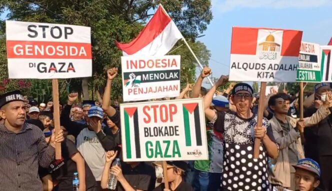 
					AKSI SOLIDARITAS: Massa KUMAIL gelar aksi damai kutuk kekerasan di Palestina. (foto: Moh. Rois)