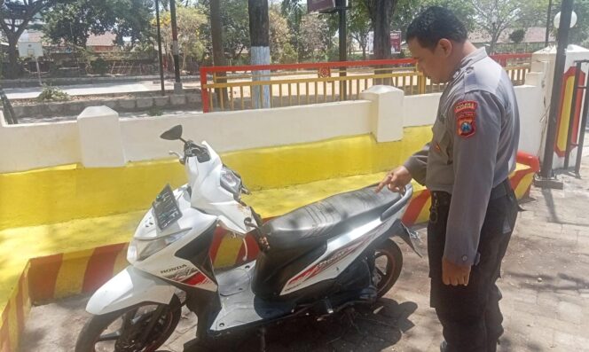 
					MISTERIUS: Honda Beat putih berplat W-4417-KF, untuk sementara diamankan polisi. (foto: Moh. Rois)