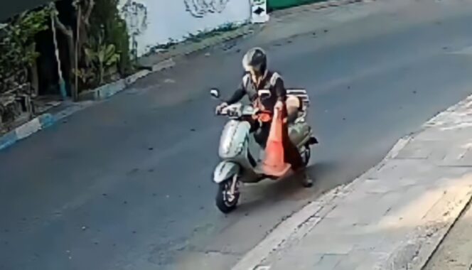 
					Tangkapan layar video pencurian traffic cone di Kota Pasuruan.