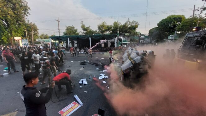 
					Simulasi kericuhan antara massa dan petugas kepolisian.