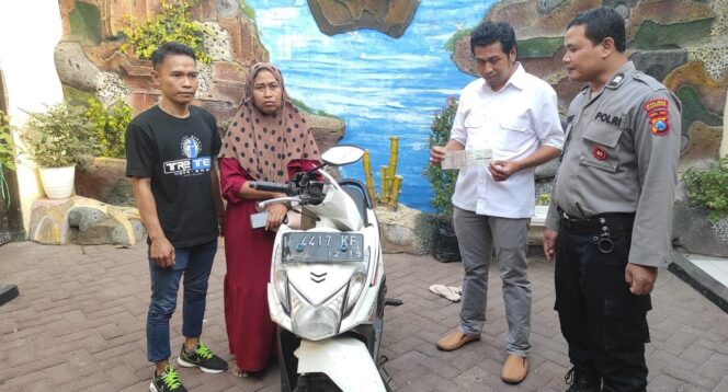 
					TERUNGKAP: Honda Beat diserahkan anggota Polsek Wonorejo, Polres Pasuruan, kepada pemiliknya. (foto: Moh. Rois).