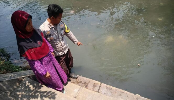 
					CEK TKP: Keluarga korban bersama polisi mengecek titik awal keberadaan korban di sungai. (foto: Ali Ya'lu).