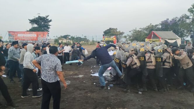 
					SIAGA: Polres Probolinggo menggelar Simulasi Pengamanan Pemilu di sisi utara Exit Tol Kraksaan, Selasa (17/10/23). (foto: Ali Ya'lu)