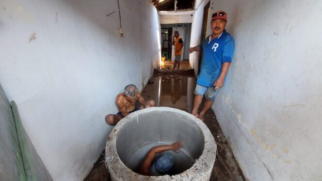 
					GALI SUMUR: Seorang penggali sumur bersama temannya di Probolinggo sedang mengerjakan sumur bor. (foto: dok).