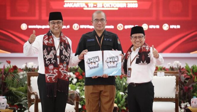 
					PERTAMA: Ketua KPU RI, Hasyim Asy'ari (tengah) menerima berkas pendaftaran dari pasangan Anies - Muhaimin. (foto: FP DPP PKB).