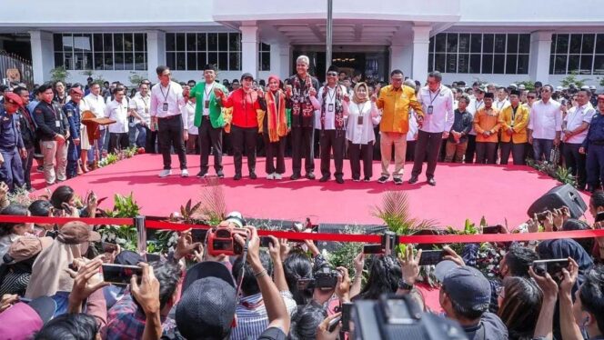 
					DAFTAR: Pasangan Ganjar-Mahfud, foto bersama tim pemenangan usai resmi mendaftar di KPU RI. (foto: dpp.ppp)