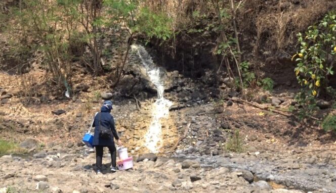 
					KAJI LIMBAH: Petugas DLH Jatim kaji kandungan air diduga tercemar limbah pabrik. (foto: Moh. Rois)