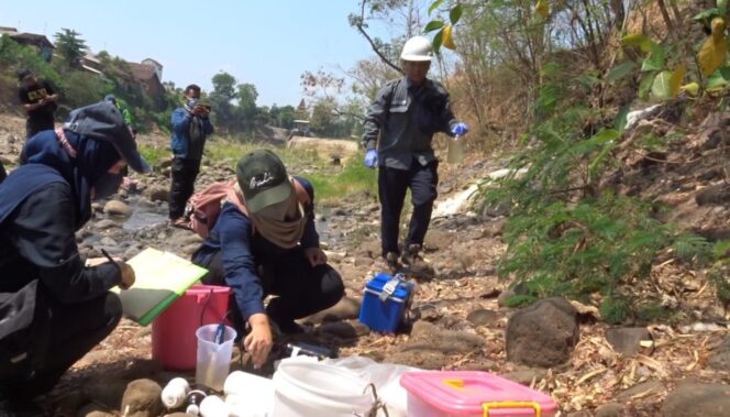 
					AMBIL SAMPEL: Petugas DLH Jatim saat mengambil sampel air Sungai Welang Pasuruan. (foto: Moh. Rois)