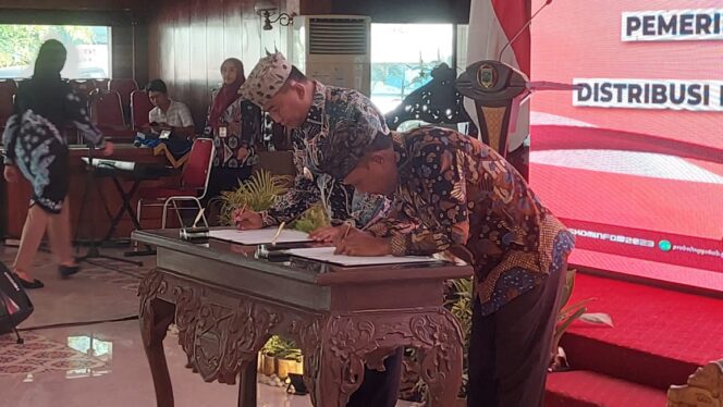 
					Pj Bupati Probolinggo, Ugas Irwanto dan Pj Bupati Maluku Tengah, Rakub Sahubawa menandatangani