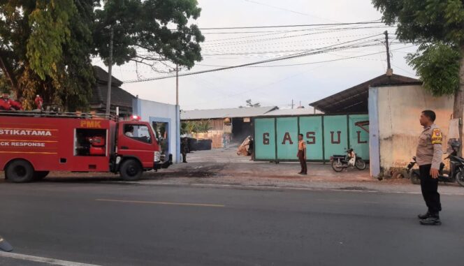 
					KEBAKARAN: Mobil Damkar keluar masuk pabrik untuk memadamkan api. (foto: Asmadi)