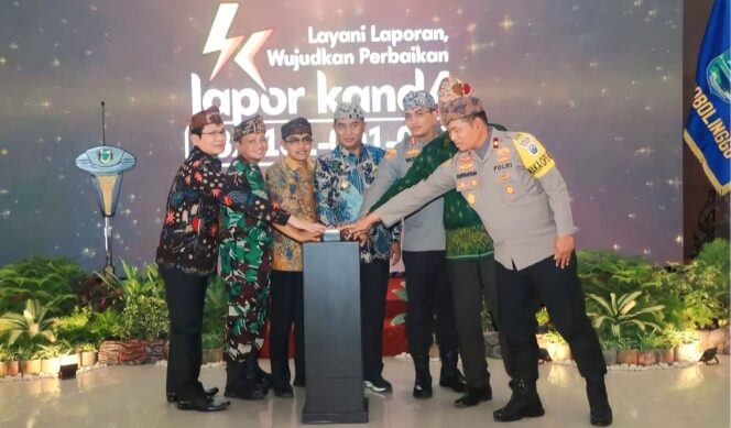 
					LAUNCHING: Pj. Bupati Probolinggo, Ugas Irwanto, didampingi Forkopimda saat launching layanan 'Lapor Kand4'. (foto: Hafiz Rozani)