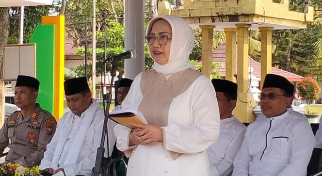 
					ARAHAN: Pj Bupati Lumajang, Indah Wahyuni, saat memberikan arahan dalam upacara HSN di Alun-alun Lumajang. (foto: Asmadi).