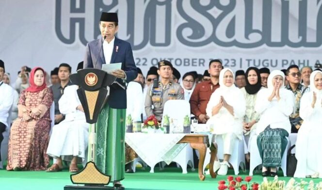 
					HADIR: Presiden Jokowi memberikan sambutan pada Apel Hari Santri Nasional Tahun 2023 di Monumen Tugu Pahlawan, Kota Surabaya, Minggu (22/10/23).